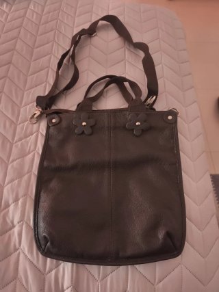 Bolso de cuero marrón con flores