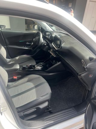 Peugeot modelo 2008 automático año 2021