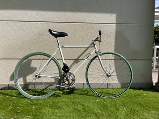 Bicicleta Fixie blanca con Ruedas Verdes