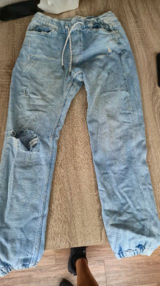 Pantalón vaquero desgastado con cordón