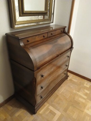 Escritorio antiguo de madera con tapa enrrollable.