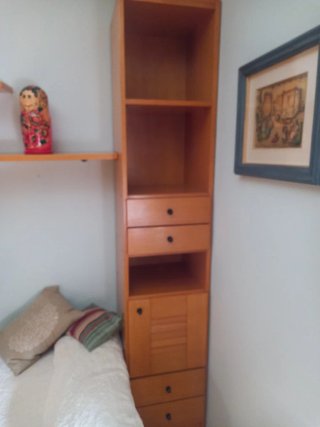 Estantería con cajones de madera