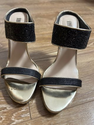 Zapatos de tacón Membur negros y dorados