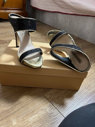 Zapatos de tacón Membur negros y dorados