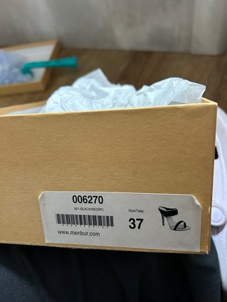 Zapatos de tacón Membur negros y dorados