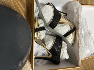 Zapatos de tacón Membur negros y dorados
