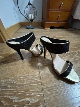 Zapatos de tacón Membur negros y dorados