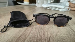 Gafas de sol negras y marrones
