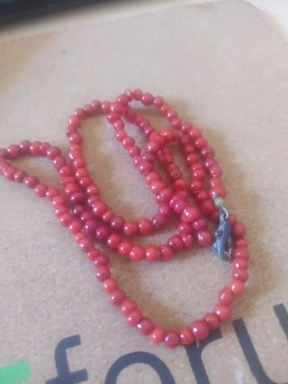 Collana di pietre rosse