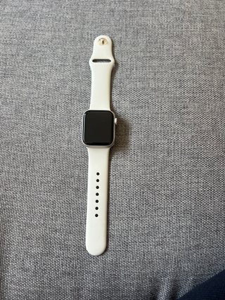 Apple Watch SE 3 Plata con correa beige 40 mm