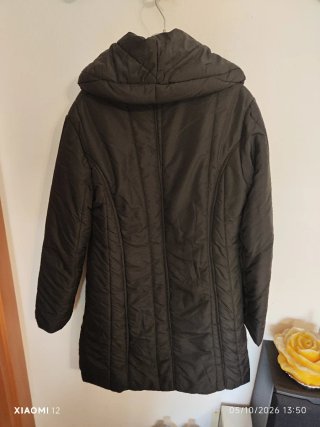 Piumino nero con collo alto