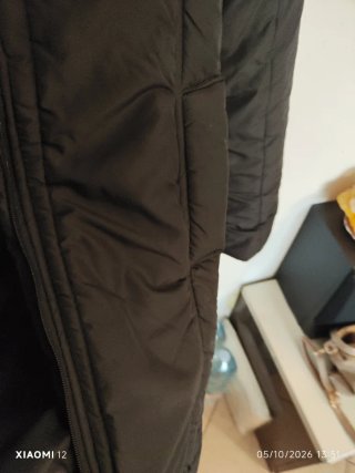 Piumino nero con collo alto
