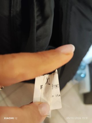 Piumino nero con collo alto