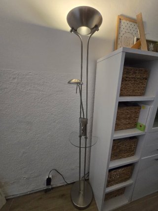 Lámpara de pie LED con mesita y USB