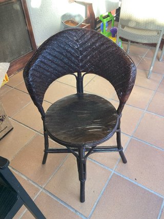 Sillón de madera oscura