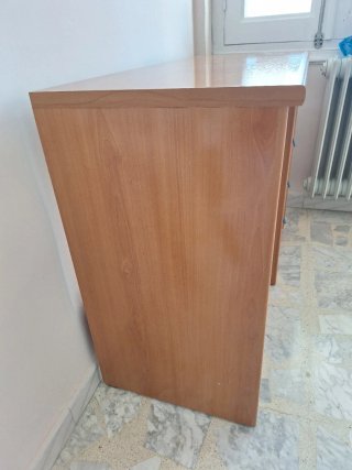 Escritorio de madera con cajones. En Tomelloso