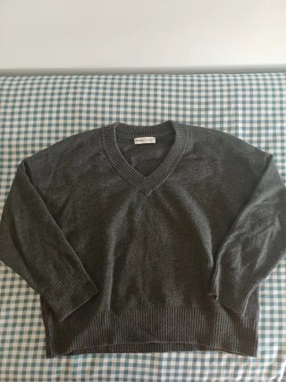 Jersey Bershka cuello pico gris