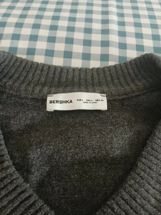 Jersey Bershka cuello pico gris