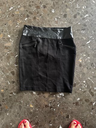 Mini falda Zara negra efecto piel