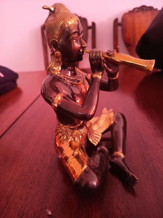 Figura Buda tocando flauta bronce y oro