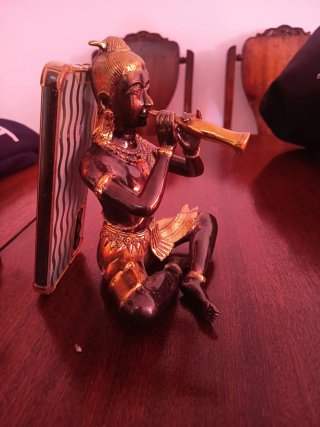Figura Buda tocando flauta bronce y oro