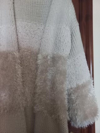 Chaqueta larga de punto con detalles peludos
