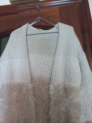 Chaqueta larga de punto con detalles peludos