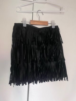 Falda negra con flecos