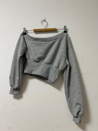Blusa gris hombro descubierto
