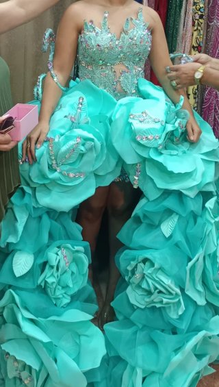 Vestido de fiesta turquesa con pedrería