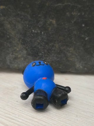 Muñeco azul con corazón rojo
