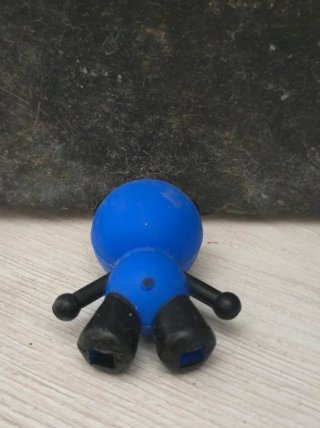 Muñeco azul con corazón rojo
