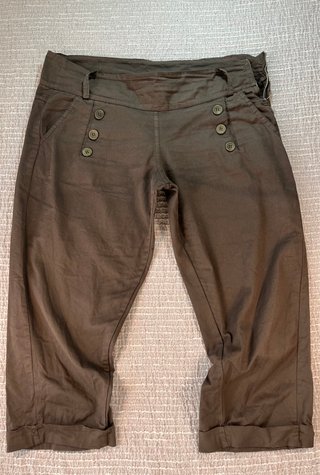 Pantaloni marroni con bottoni