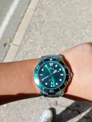 Reloj Lotus Verde y Plateado