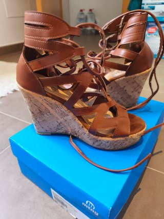 Sandalias Mustang Cuña Romano Marrón
