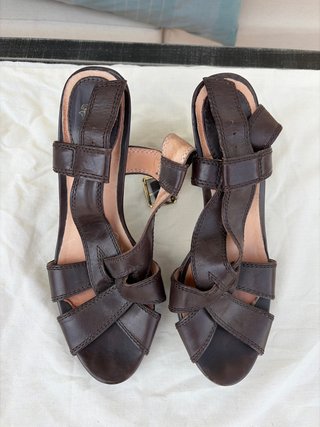 Sandalias de tacón alto marrones con hebilla