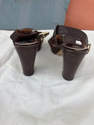 Sandalias de tacón alto marrones con hebilla