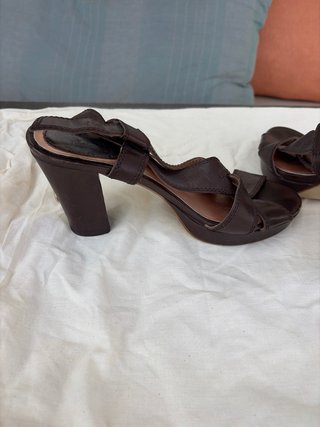 Sandalias de tacón alto marrones con hebilla