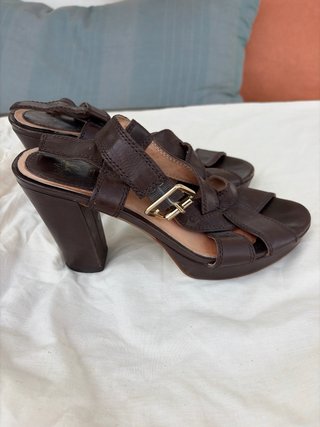 Sandalias de tacón alto marrones con hebilla
