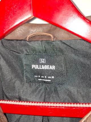 Cazadora Bomber Pull&Bear Marrón de Zara.