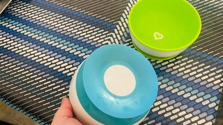 Platos bebé verde y otro azul con corazón