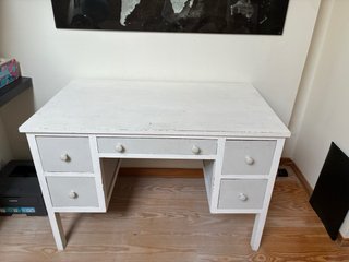 Mesa de escritorio de madera blanca