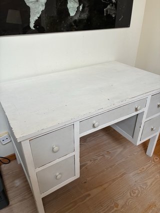 Mesa de escritorio de madera blanca