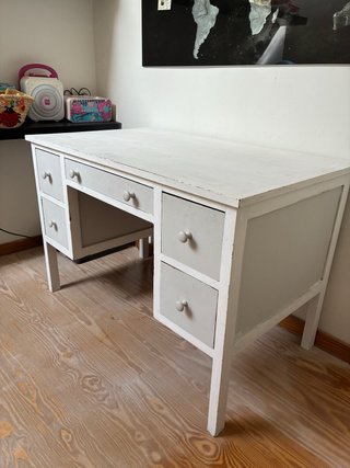 Mesa de escritorio de madera blanca