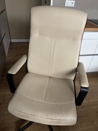2 Sillas de oficina beige con ruedas. 20,00€ una