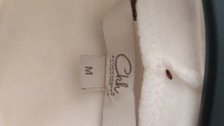 Sudadera con capucha blanca y tachuelas T M