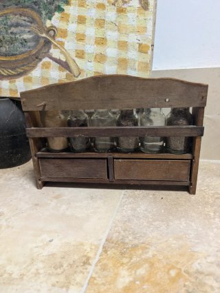 Especiero de madera antiguo