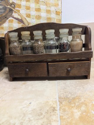 Especiero de madera antiguo