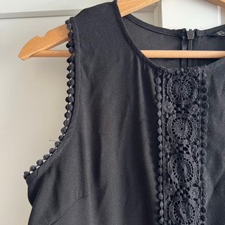 Mono negro de Zara con detalle de crochet