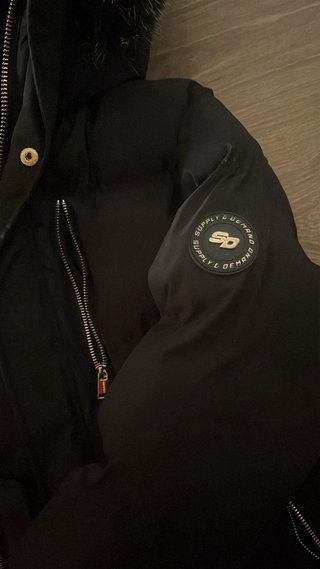 Chaqueta Supply & Demand Negra con Capucha